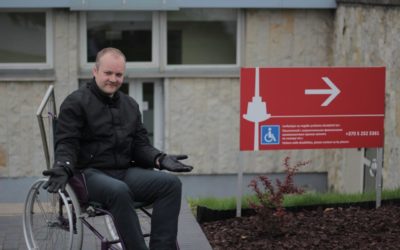 Neįgaliojo vežimėliu į televizijos bokštą: išvyka baigėsi vos prasidėjusi
