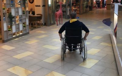 Socialinis eksperimentas tęsiasi: į neįgaliojo vežimėlį atsisėdęs sveikas jaunuolis pabandė įsidarbinti
